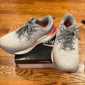 Women’s Saucony Triumph 22 sneaker